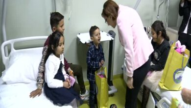 صورة وزيرة التضامن الوطني تزور الأطفال الفلسطينيين الجرحى الموجودين بمستشفى “الأم والطفل” للجيش بالعاصمة