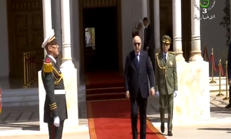 صورة رئيس الجمهورية يغادر الجزائر متوجها إلى تونس