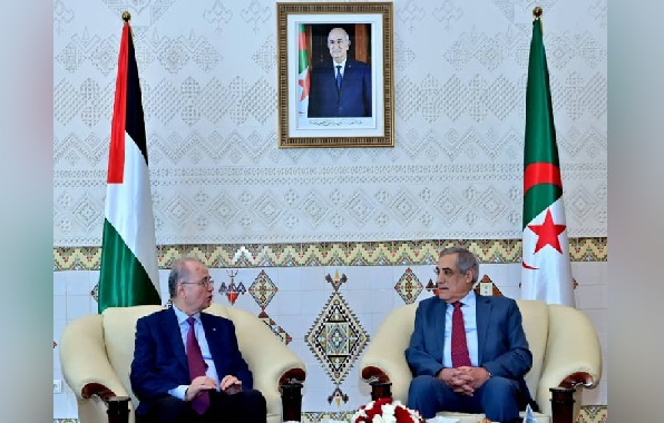 صورة رئيس الوزراء وزير الخارجية و المغتربين الفلسطينيين يحل بالجزائر