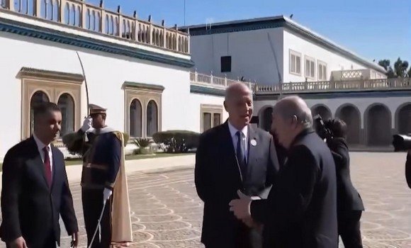 صورة الاجتماع التشاوري الأول بين قادة الجزائر وتونس وليبيا: رئيس الجمهورية يصل إلى قصر قرطاج بتونس