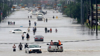 صورة إنقاذ أكثر من 600 شخص من مناطق غمرتها الفيضانات في ولاية تكساس الأمريكية