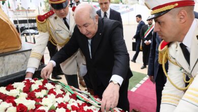 Photo de Le président de la République dépose une gerbe de fleurs devant les stèles commémoratives de Aissat Idir et Abdelhak Benhamouda